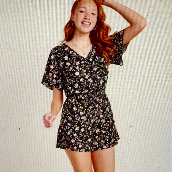 Old Navy Dresses & Skirts - Old Navy Black Floral V-Neck Romper with Pockets NWT